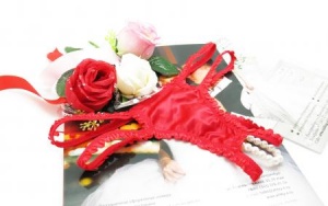 Трусики женские с бусами красные