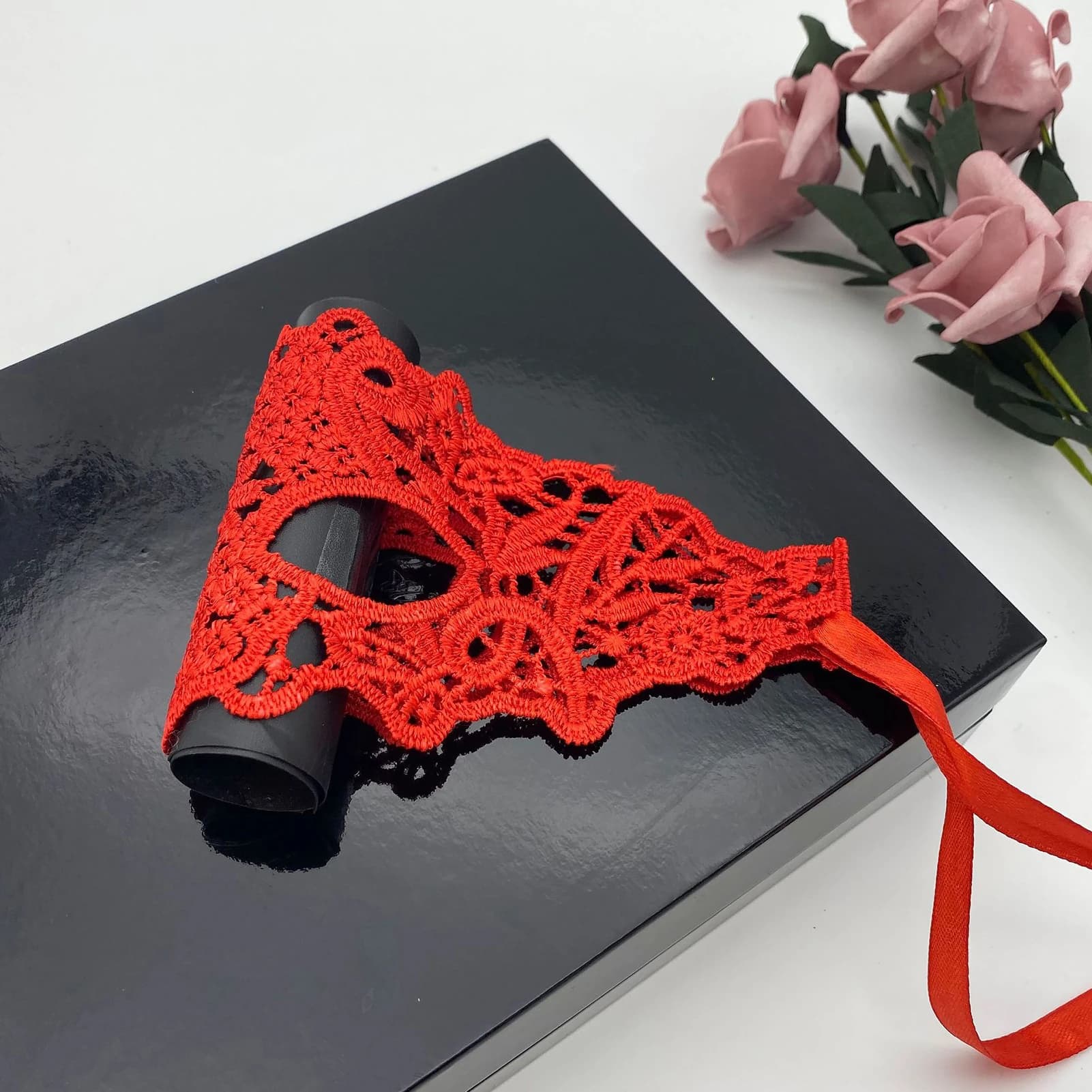 Маска кружевная "Эмилия" красная