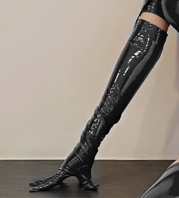 Перчатки P-803 из материала Wetlook длинные черные