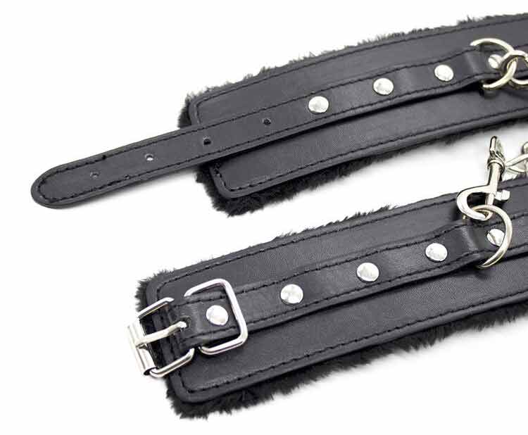 Кандалы "Matte black" с мехом