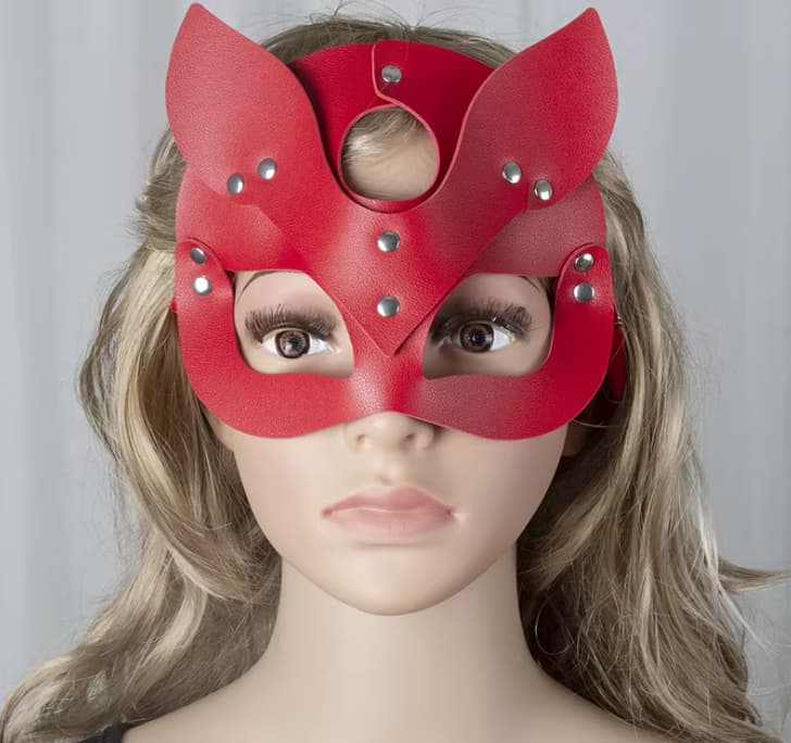 Полумаска "Kitty" с клепками красная