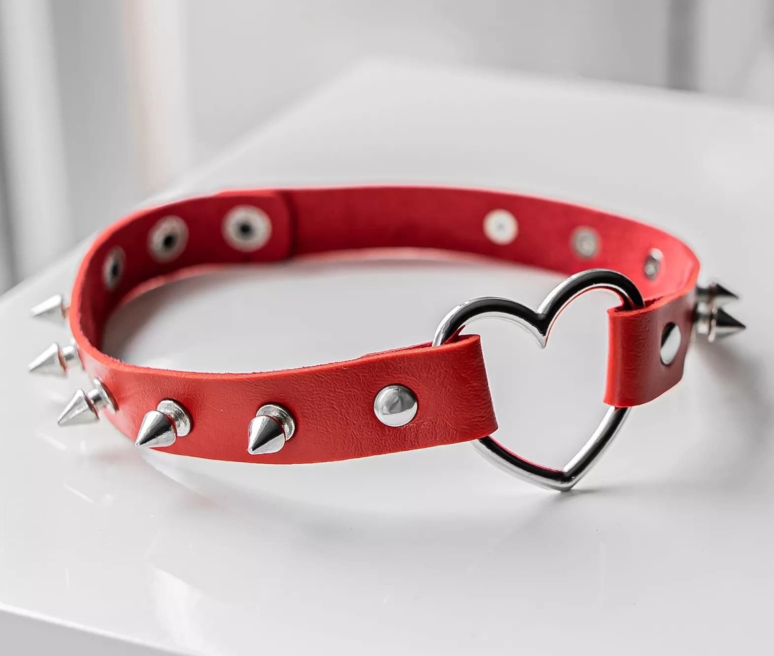 Чокер с сердечком и шипами, красный