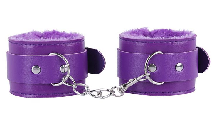 Наручники с мехом "Komena Lavender" 