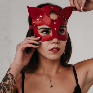 Полумаска "Kitty" с клепками красная