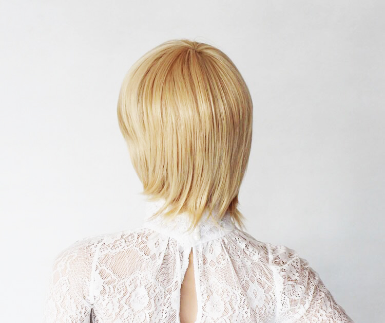 Парик блондинки, короткая стрижка с челкой