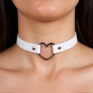 Чокер кожаный с сердцем белый