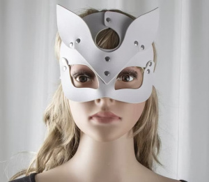 Полумаска "Kitty" с клепками белая