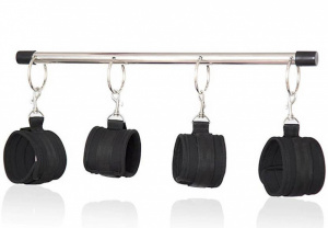 Распорка металлическая с наручниками и кандалами