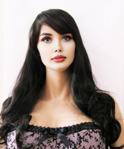 Парик черно-коричневый с челкой с длинными вьющимися волосами