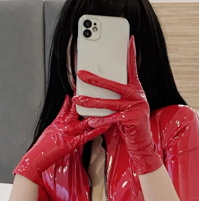 Перчатки P-804 из материала Wetlook короткие красные