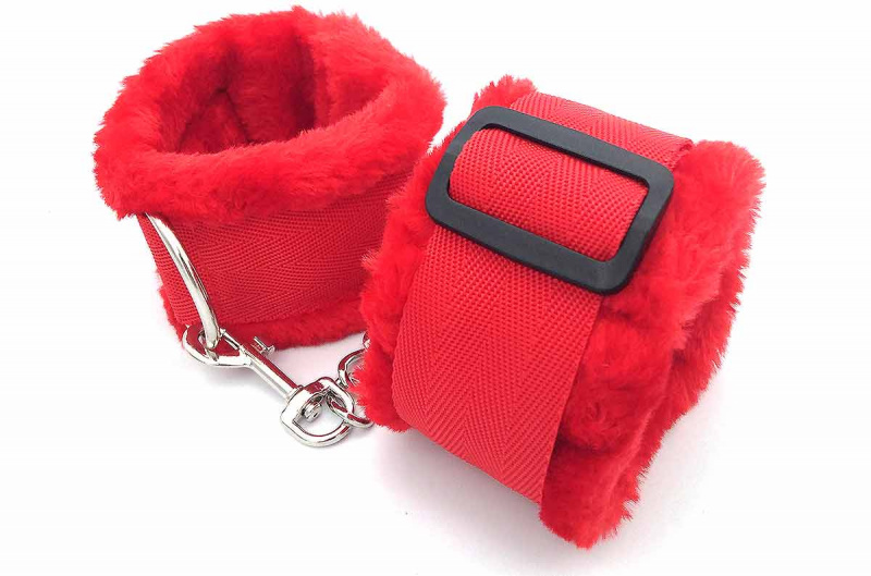 Кандалы "Piuma red" с мехом
